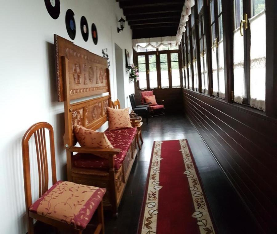 A seating area at Hotel Rural Palacio de Galceran