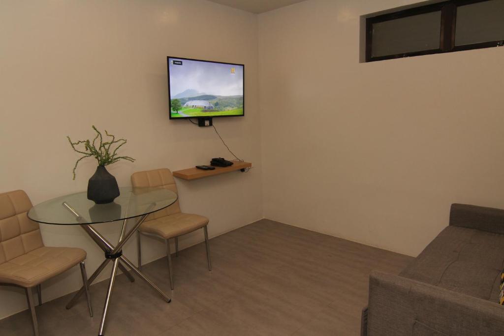 TV a/nebo společenská místnost v ubytování Mabolo Royal Hotel