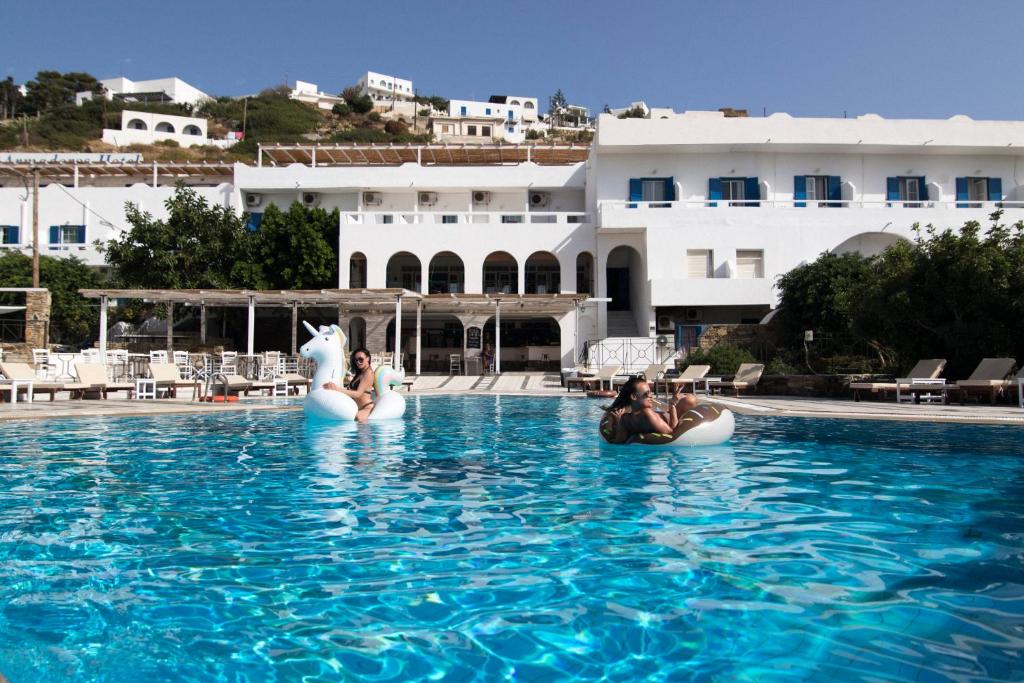 een groep mensen in het water in een zwembad bij Armadoros Hotel / Ios Backpackers in Ios Chora