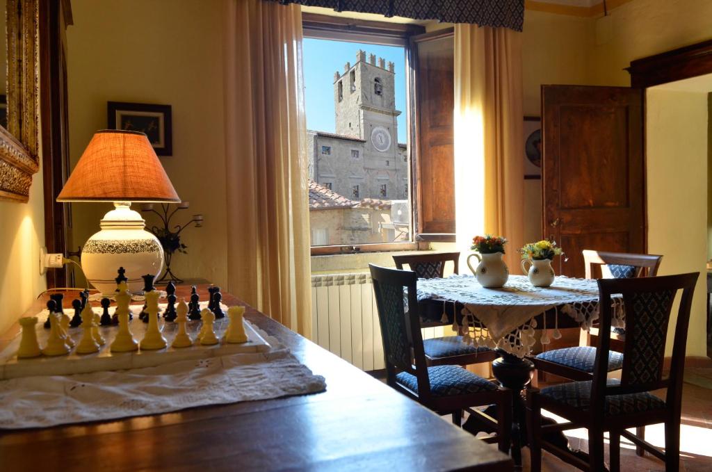 コルトーナにあるRaggi di Soleのチェスボード付きのテーブルが備わる部屋