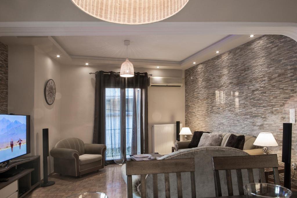 - un salon avec un canapé et une télévision dans l'établissement Corfu City Apartments, à Corfou