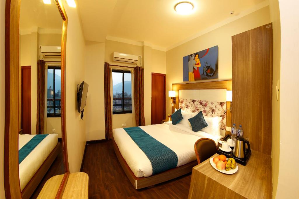 Postel nebo postele na pokoji v ubytování Hotel Arts Kathmandu