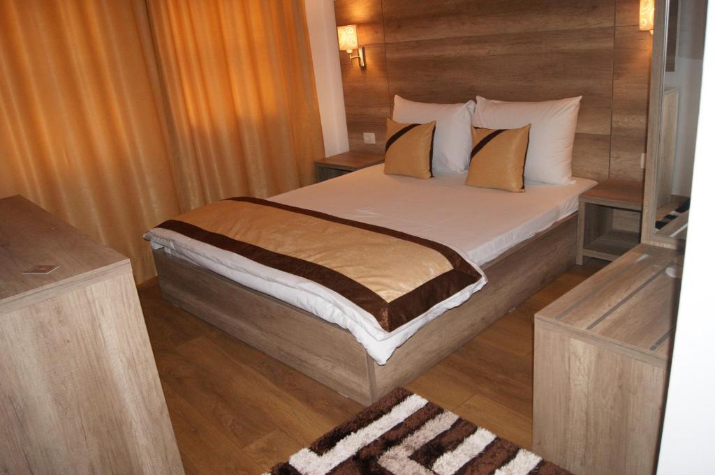 Postel nebo postele na pokoji v ubytování Hotel Prizreni