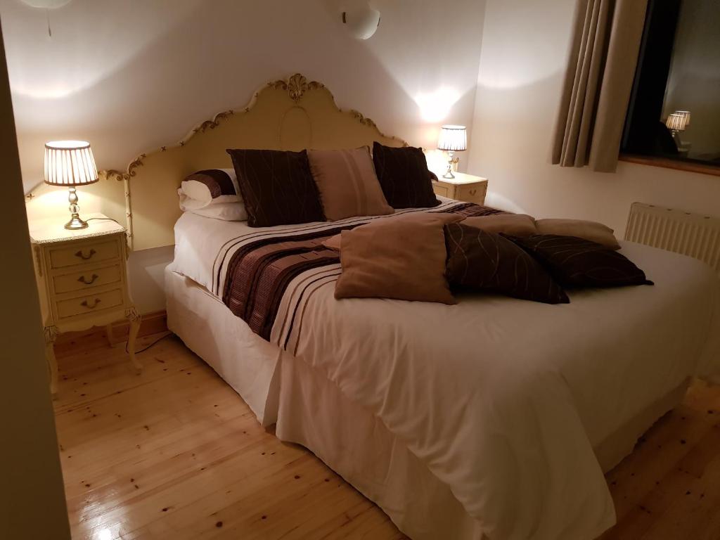 Postel nebo postele na pokoji v ubytování Ely House B&B