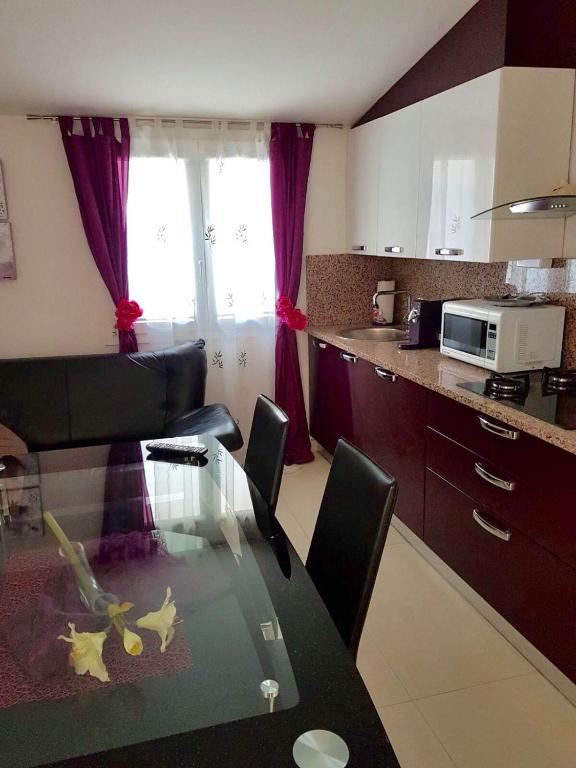 Kuchyňa alebo kuchynka v ubytovaní Apartment Dijana