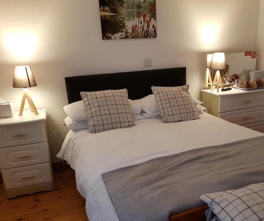 Postel nebo postele na pokoji v ubytování Ely House B&B