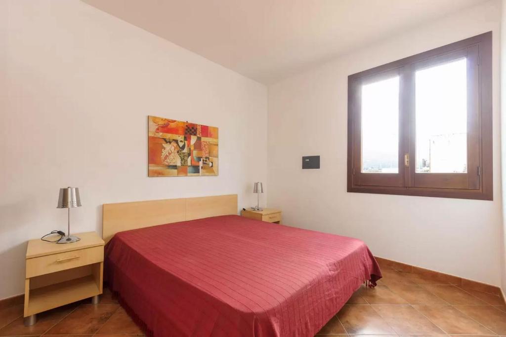 サン・ヴィート・ロ・カーポにあるCase Montalbanoのベッドルーム1室(赤いベッド1台、窓付)
