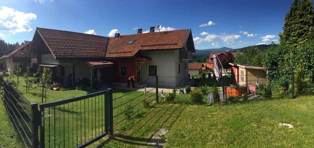 a house with a fence in front of a yard at Ferienhaus Linn in Hohenau