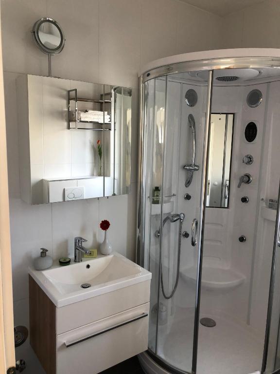 Viktoria Lodge Bed and Breakfast - 15