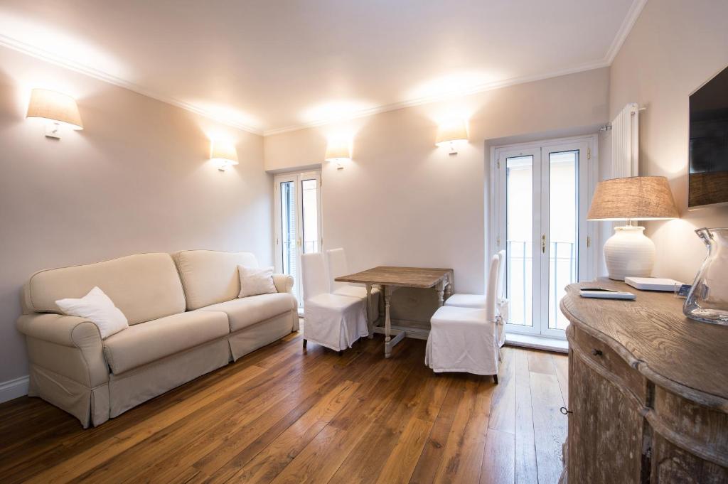 a living room with a couch and a table at Casa Belsiana in Rome