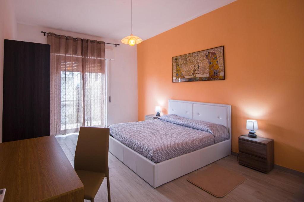 A bed or beds in a room at Sandalia B&B