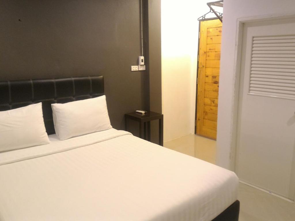Postel nebo postele na pokoji v ubytování Loftel @ Nakhon