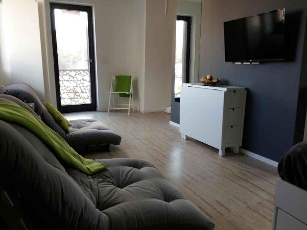 TV a/nebo společenská místnost v ubytování Le Manoir de Champlan