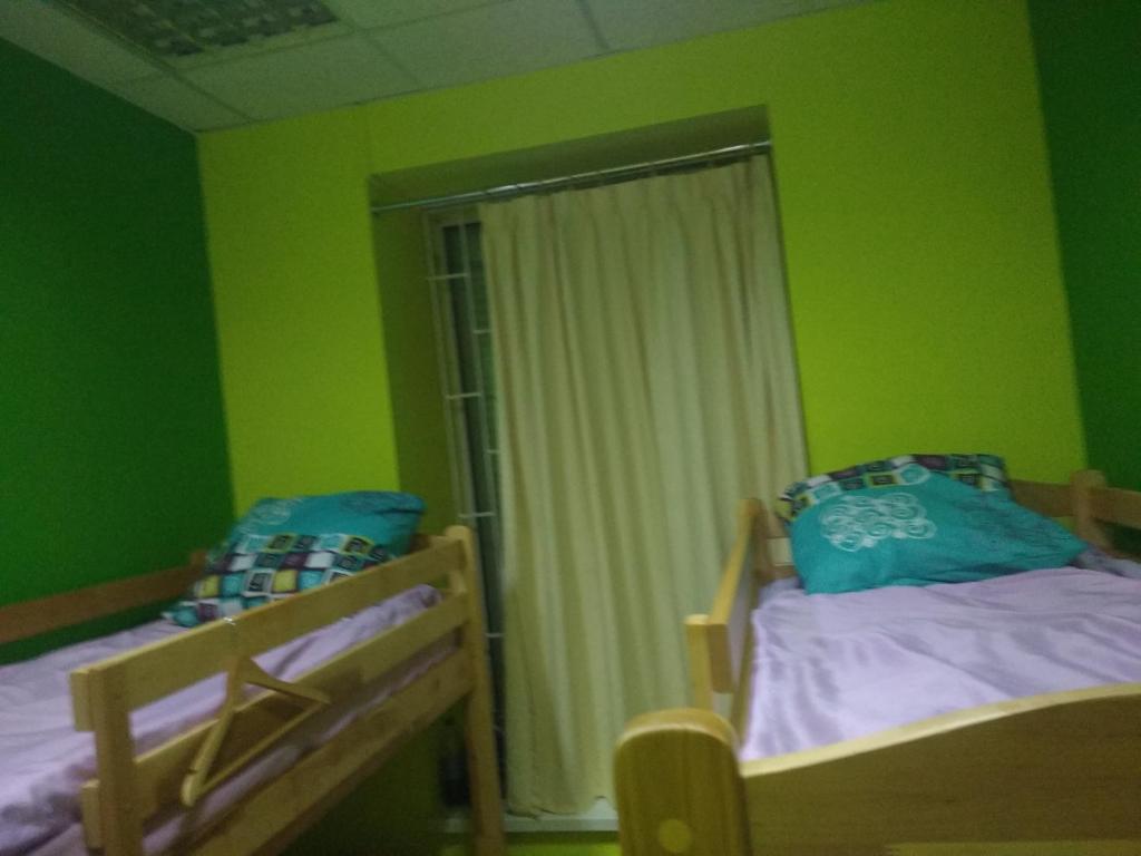 Postel nebo postele na pokoji v ubytování Yourhostel Дорогожичи