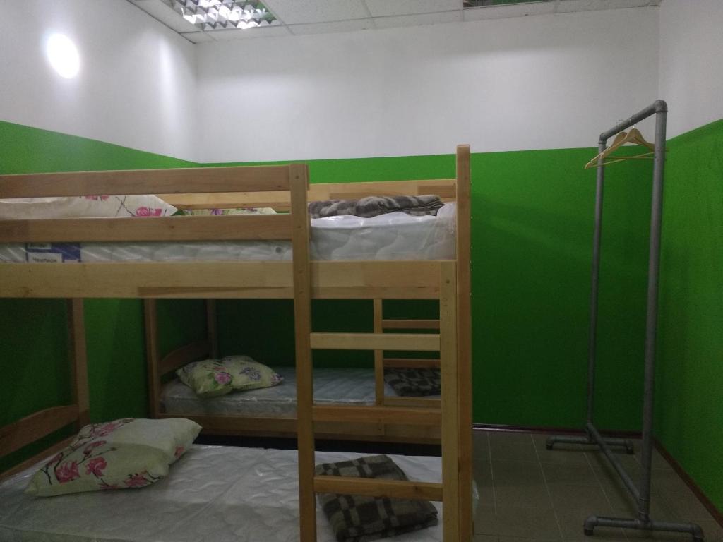 Palanda nebo palandy na pokoji v ubytování Yourhostel Дорогожичи