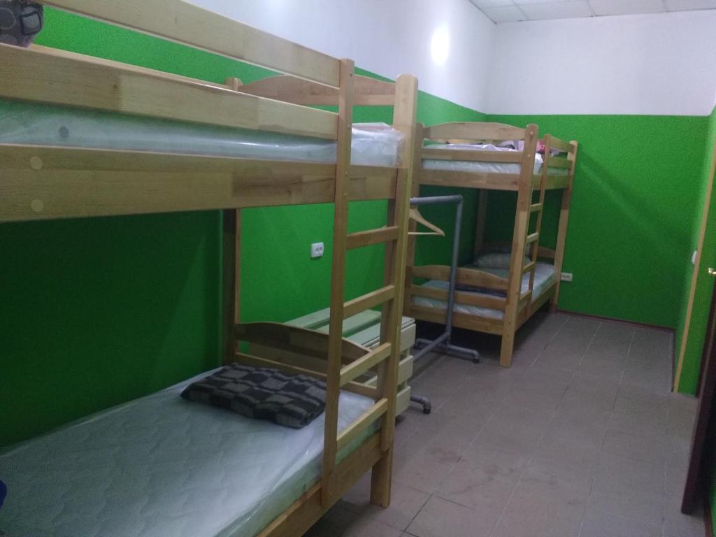 Palanda nebo palandy na pokoji v ubytování Yourhostel Дорогожичи