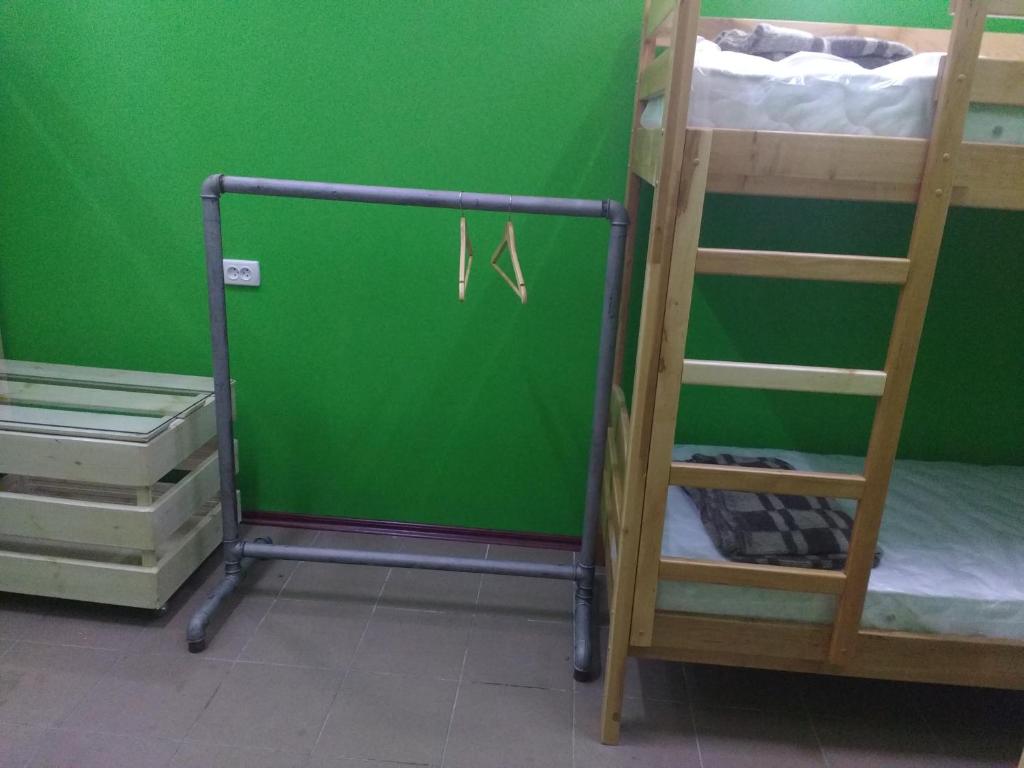 Palanda nebo palandy na pokoji v ubytování Yourhostel Дорогожичи