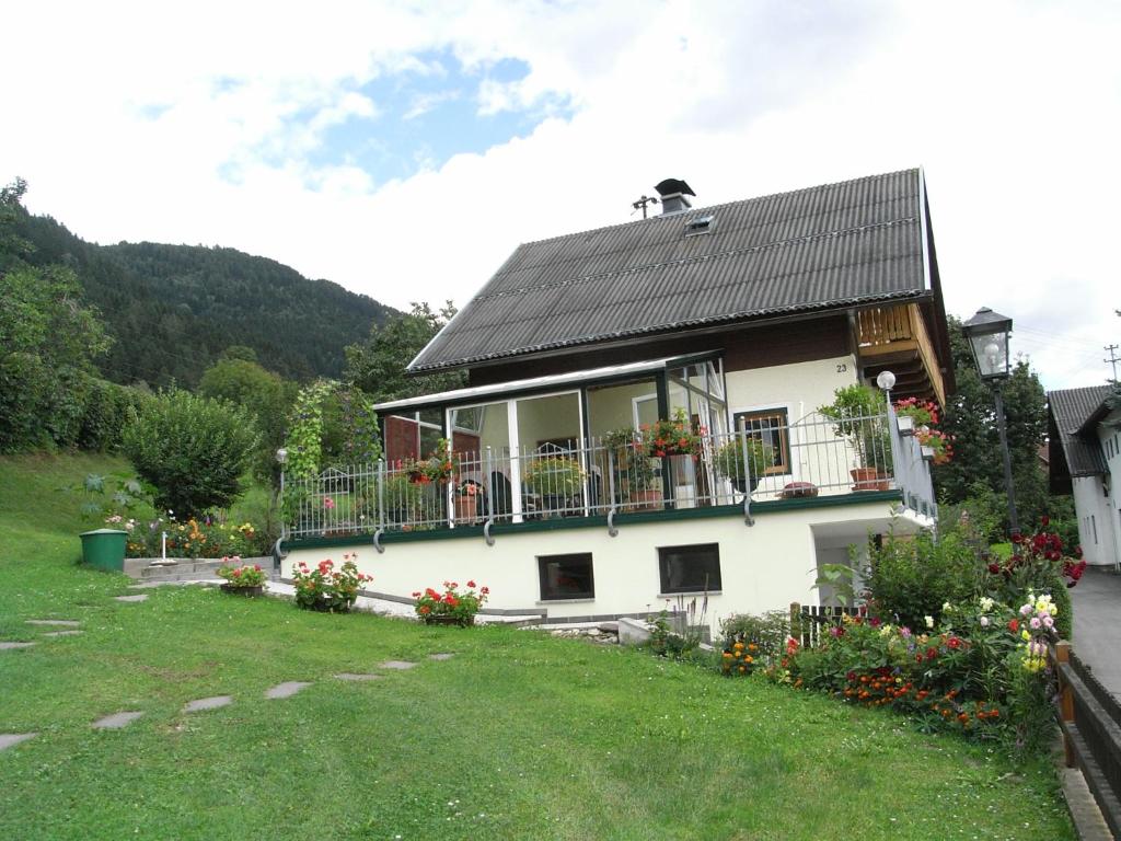 ein Haus mit einem Balkon mit Blumen darauf in der Unterkunft Landhaus Palle in Millstatt