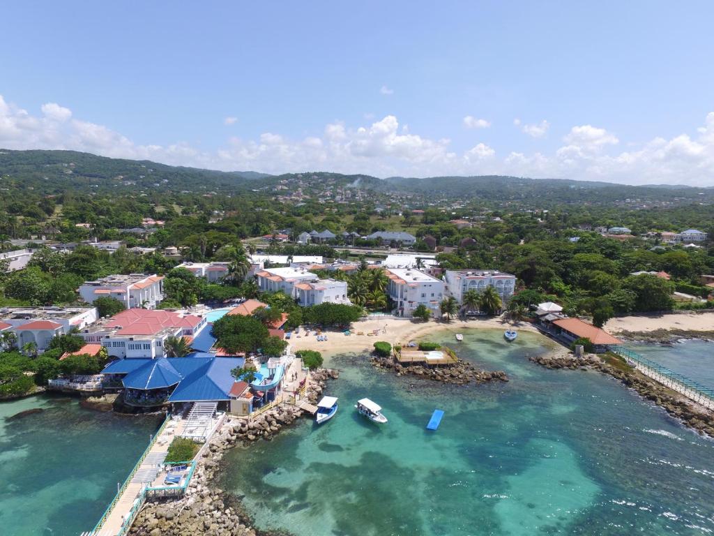 una vista aérea de un complejo sobre el agua en Franklyn D Resort & Spa All Inclusive en Runaway Bay