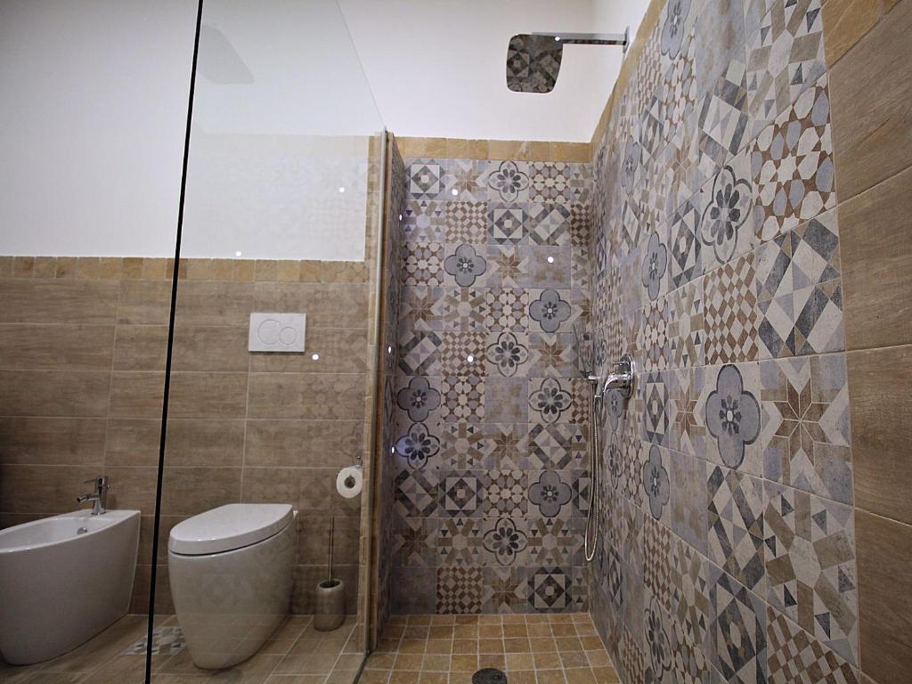 カステナーゾにあるLa Ca' Fiesso Affittaly Apartmentsのバスルーム(トイレ、シャワー付)