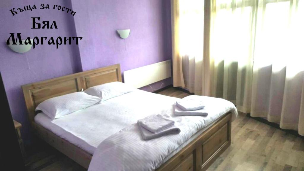 Postel nebo postele na pokoji v ubytování Guesthouse White Margarit