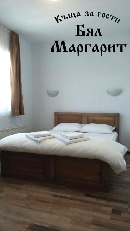Postel nebo postele na pokoji v ubytování Guesthouse White Margarit