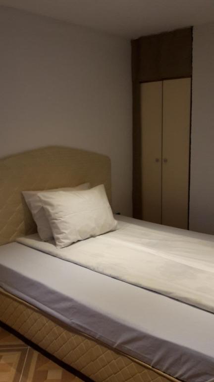 Postel nebo postele na pokoji v ubytování Banya Guest Rooms 23