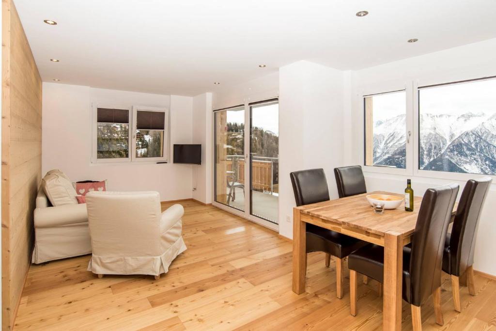 a dining room with a table and chairs at Chalet la cordée in Bettmeralp