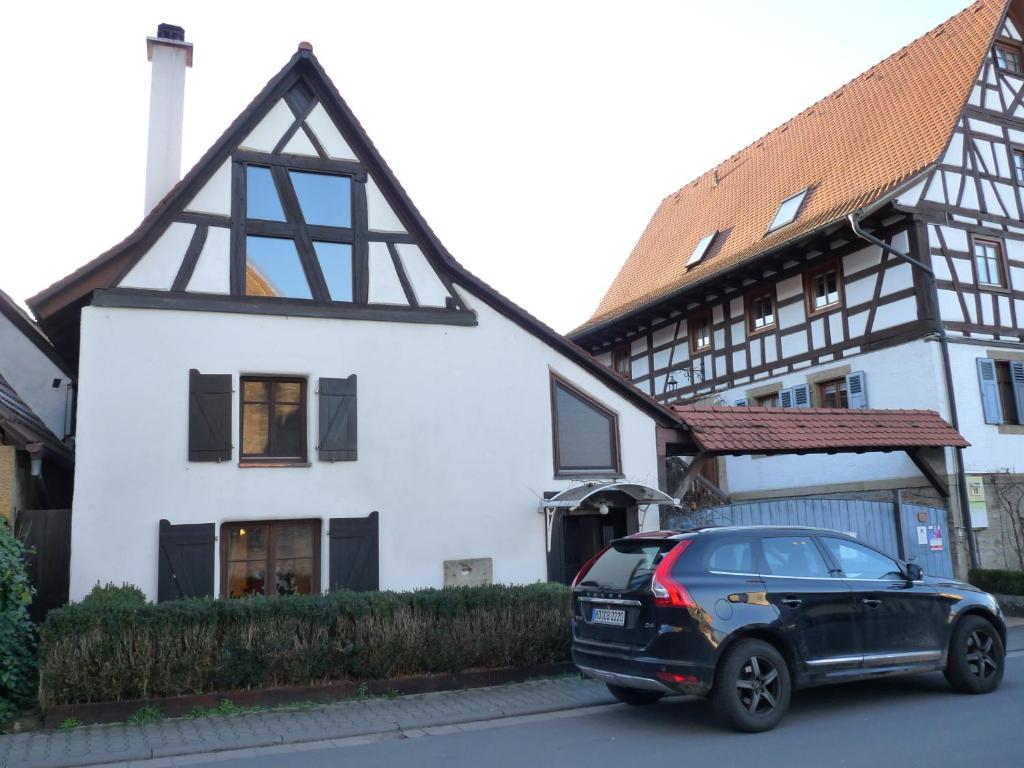 ein schwarzes Auto, das vor einem Haus parkt in der Unterkunft Ferienwohnung der Familie Budzisch in Sinsheim