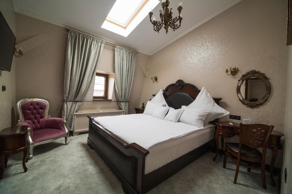 Un pat sau paturi într-o cameră la Hotel 5 Continents