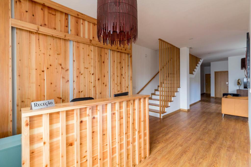 Habitación grande con paredes de madera y escalera. en H18, en Horta