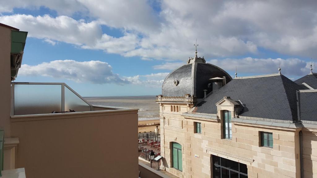 un edificio con una cúpula encima en Résidence MONTE CARLO en Châtelaillon-Plage