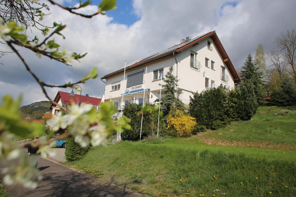 een groot wit huis met een rood dak bij Hotel Waldblick in Treffurt