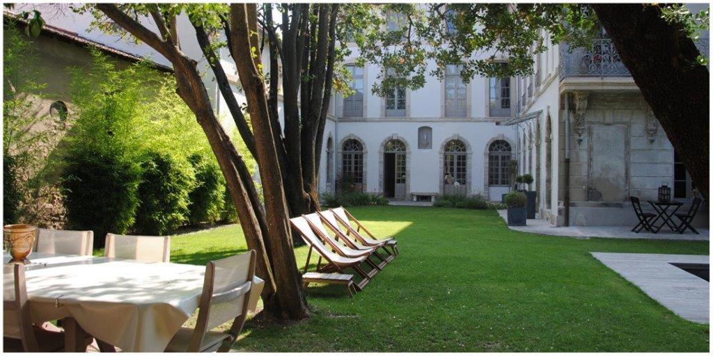 カルパントラにあるLes Jardins de Marzeの白い家の前の椅子