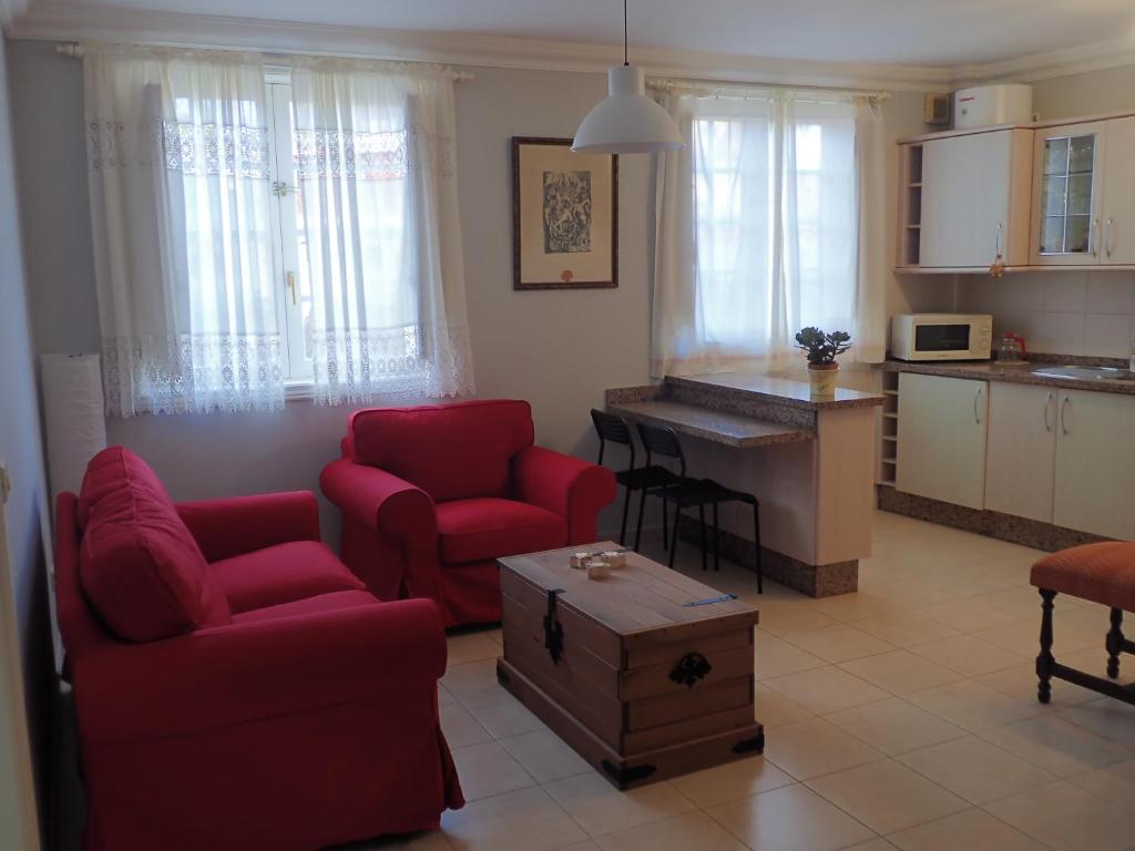 プエルト・デ・ラ・クルスにあるCerca de Playa Jardínのリビングルーム(赤い椅子2脚付)、キッチン