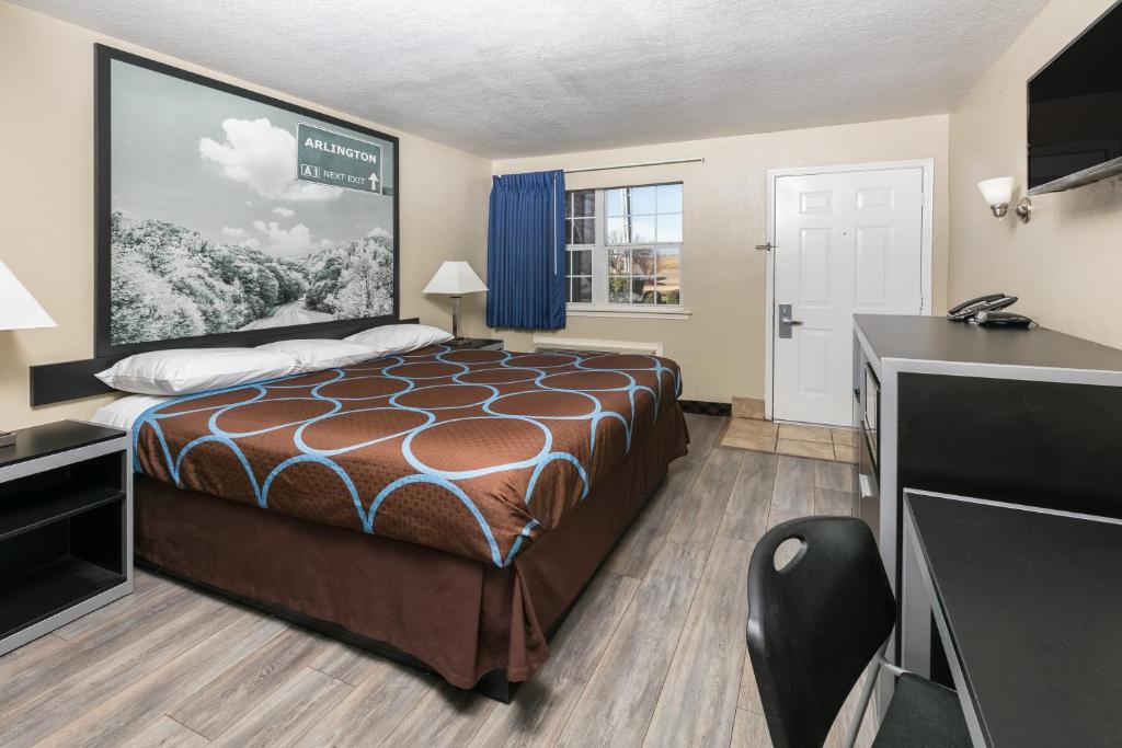 Postel nebo postele na pokoji v ubytování Super 8 by Wyndham Arlington Near AT&T Stadium