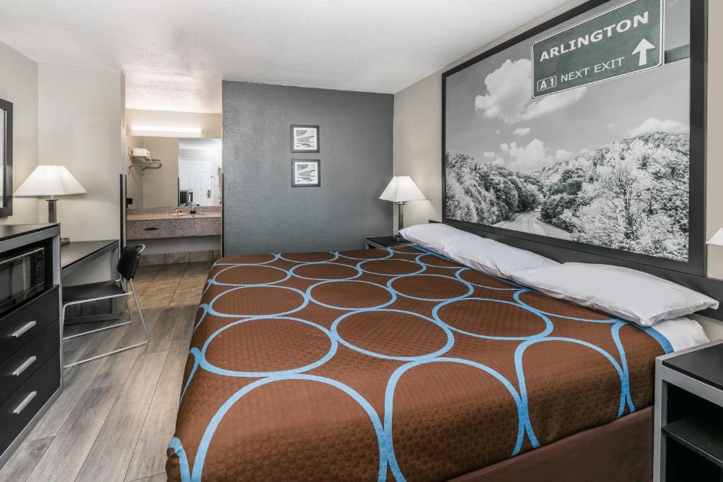 Postel nebo postele na pokoji v ubytování Super 8 by Wyndham Arlington Near AT&T Stadium