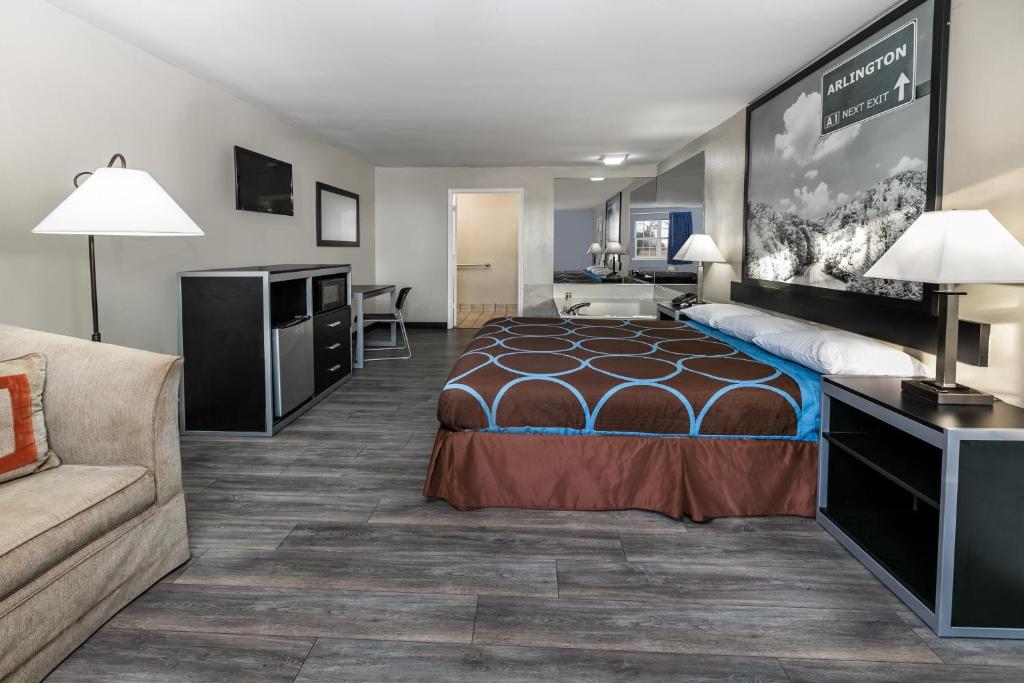 Postel nebo postele na pokoji v ubytování Super 8 by Wyndham Arlington Near AT&T Stadium