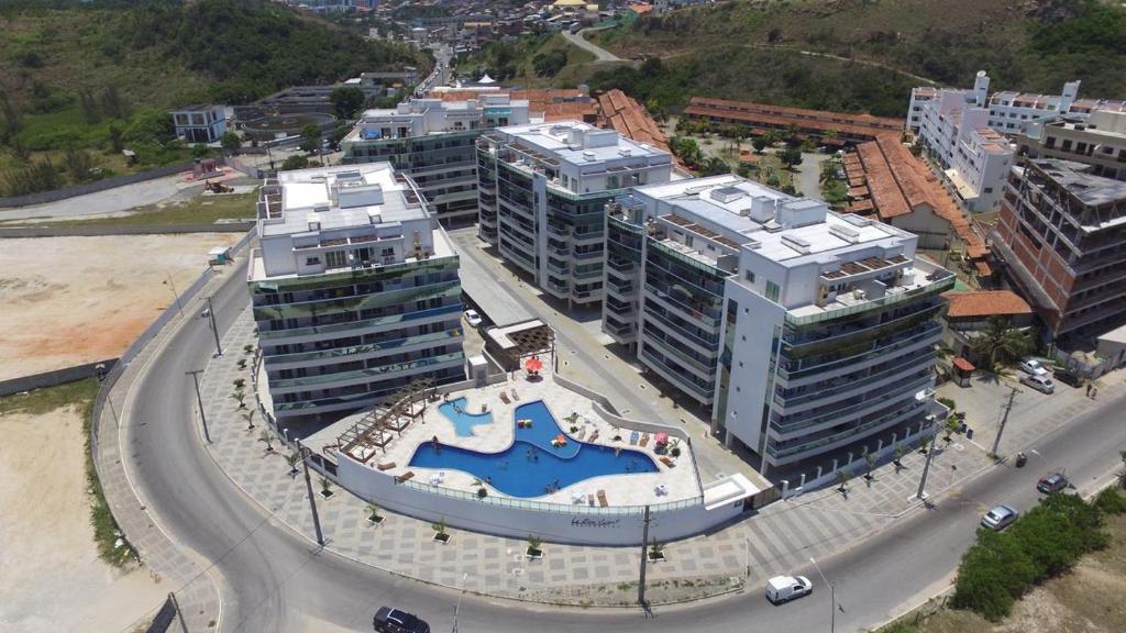 une vue aérienne sur une ville avec de grands bâtiments dans l'établissement Le Bon Vivant 108, à Arraial do Cabo