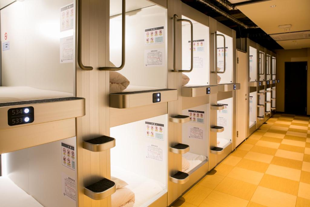 una fila de taquillas en un tren subterráneo en Kanazawa Capsule Hotel Musashimachi, en Kanazawa
