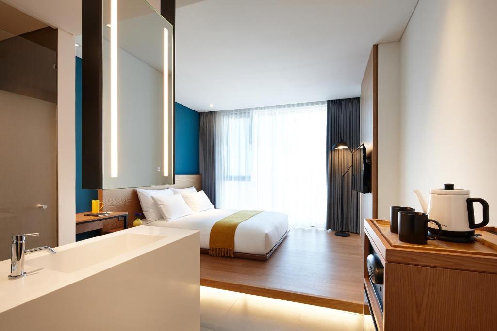 Cama ou camas em um quarto em L7 HONGDAE by LOTTE
