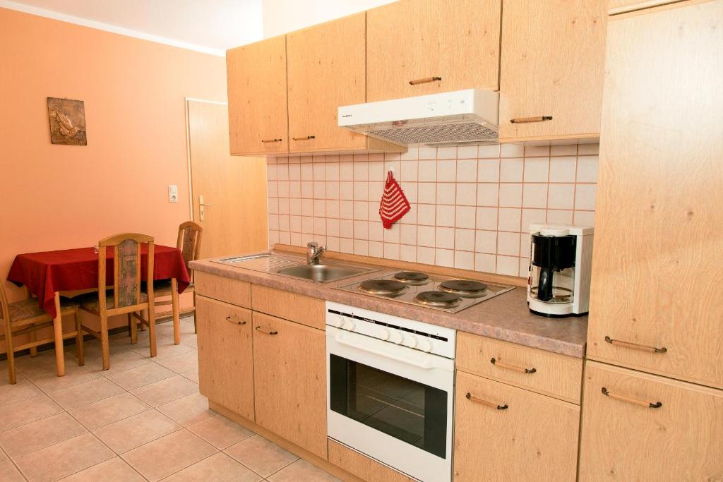 Kuchyň nebo kuchyňský kout v ubytování Apartmenthaus Weber