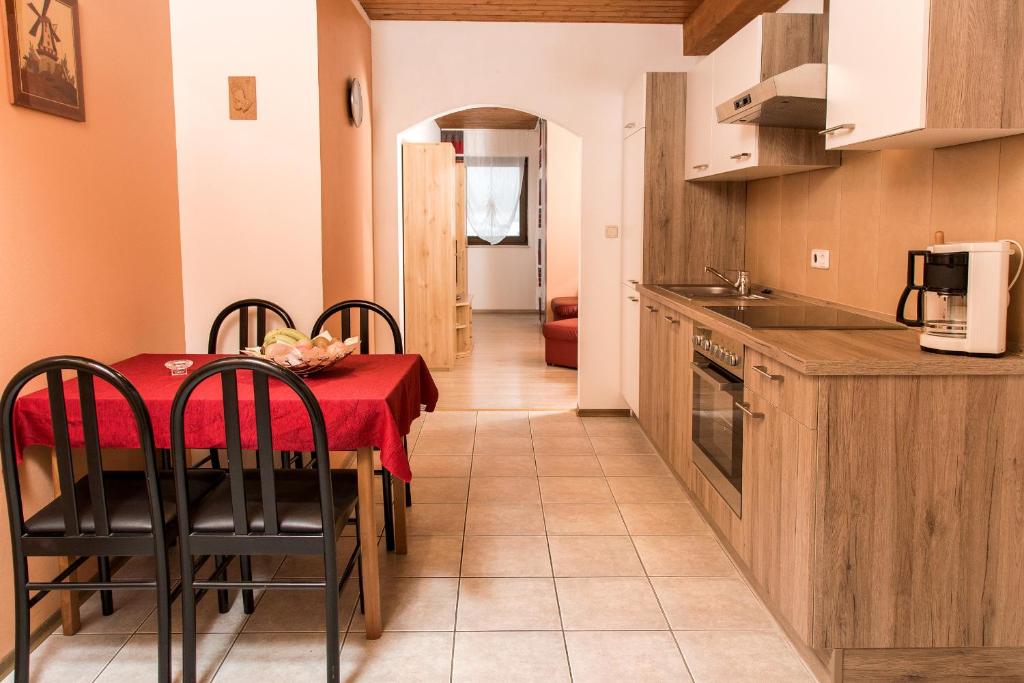 Kuchyň nebo kuchyňský kout v ubytování Apartmenthaus Weber