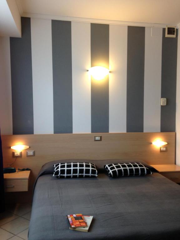 Postel nebo postele na pokoji v ubytování Hotel Bussana