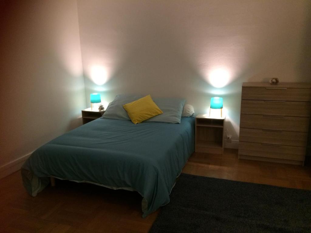 ラ・フロスリエールにあるChez Fannyのベッドルーム1室(ベッド1台、2つのランプ付)