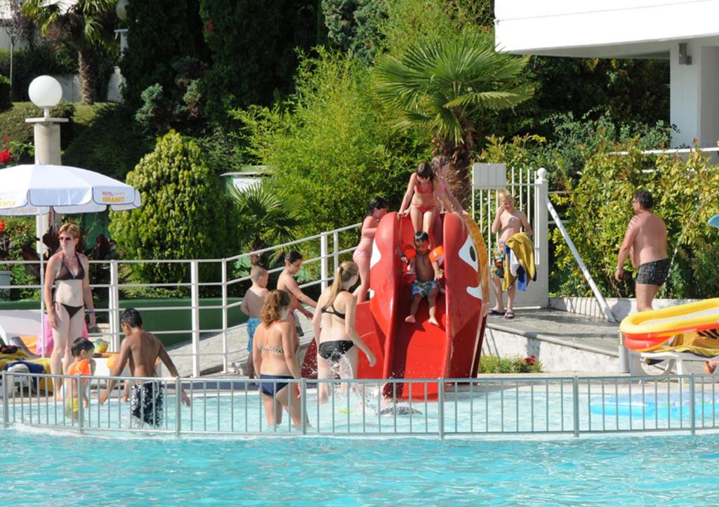 Bazén v ubytování Hotel Granit nebo v jeho okolí