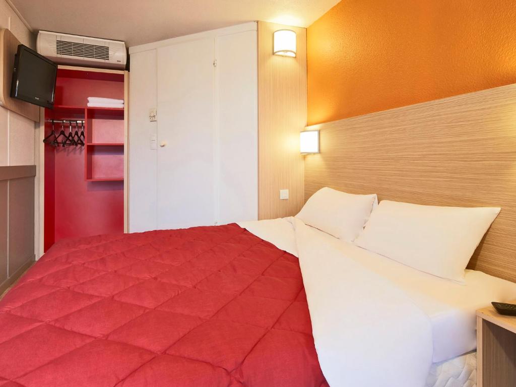 Rúm í herbergi á Premiere Classe Toulouse Sud - Portet