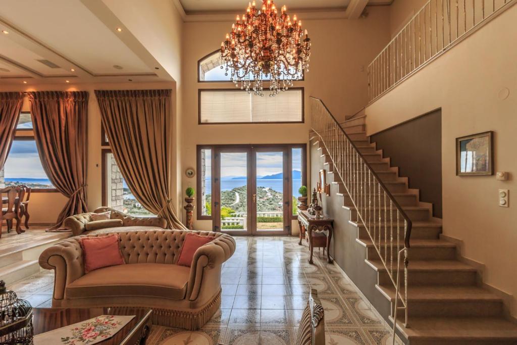 Χώρος καθιστικού στο Eva's Luxury Villa