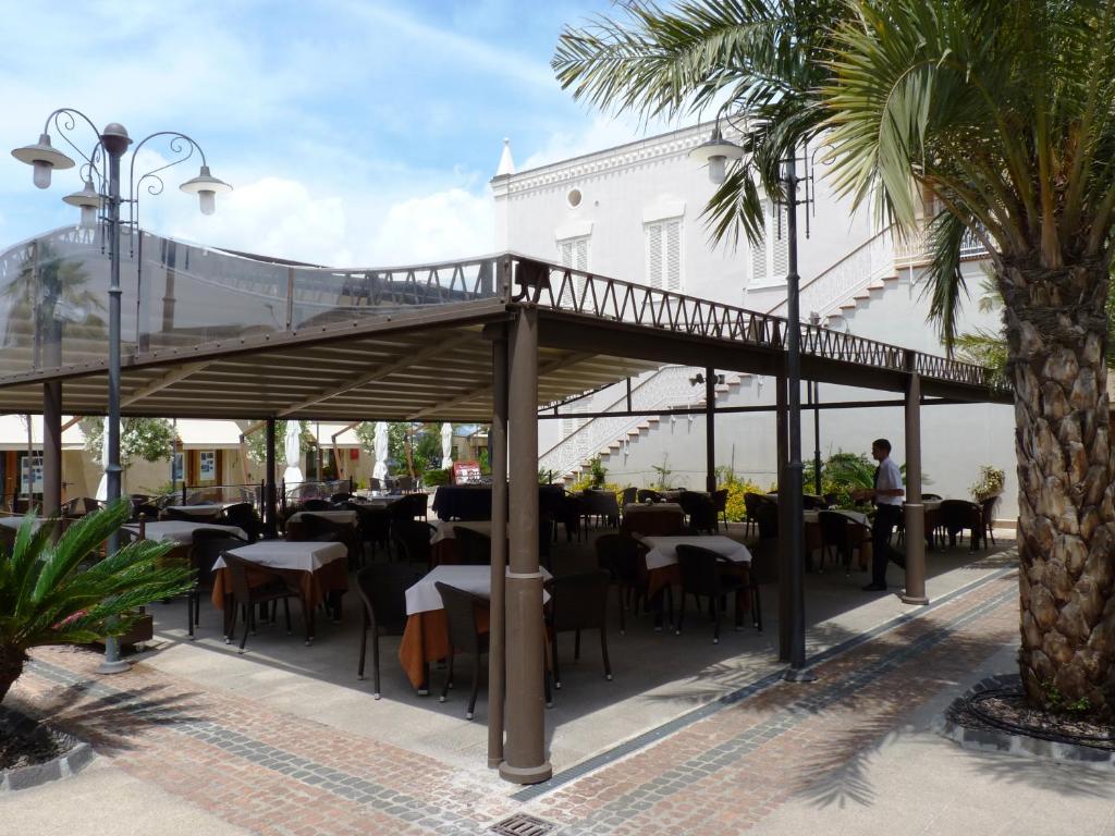 A restaurant or other place to eat at Quarté Sayàl