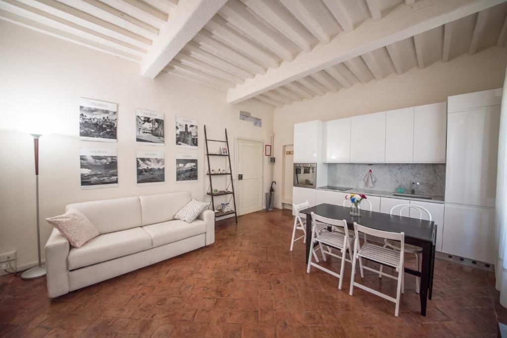a living room with a couch and a table at Appartamento i Priori in Volterra